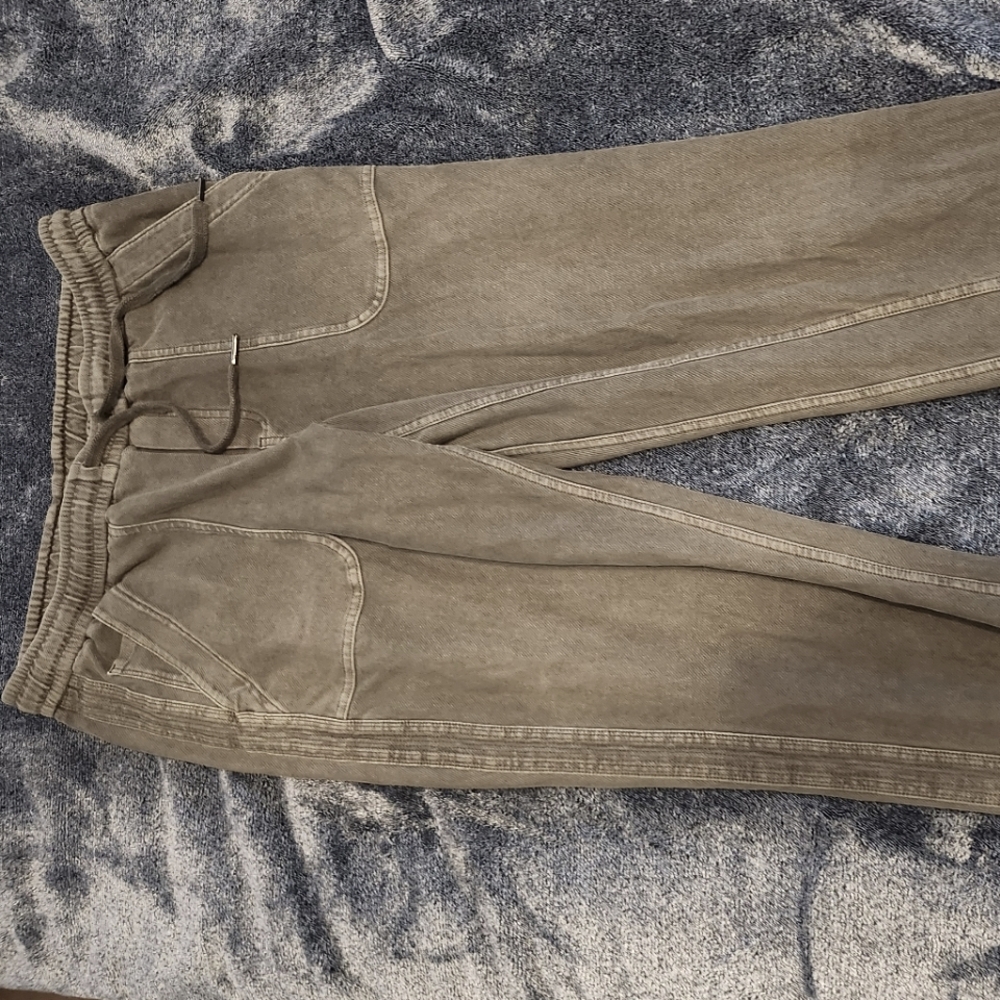Farallon jogger in size 6 dark olive green